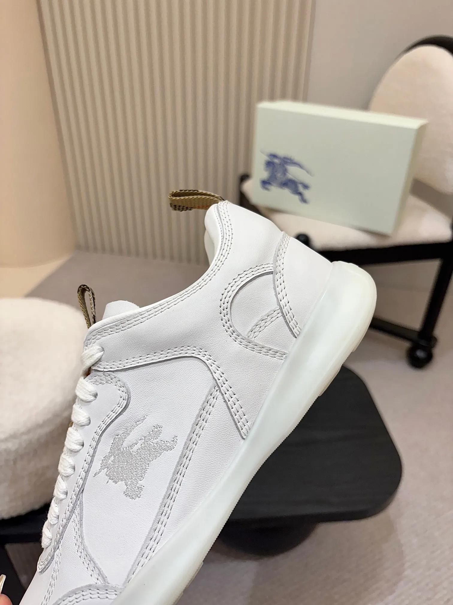 Men's shoes 💰640 Burberry's popular casual sneakers, debuted at the brand's 2025 summer fashion show. Made of refined Italian leather with tonal topstitching details, it's inspired by sporty design. Paired with lightweight soles and Burberry checkered shoe tabs, embellished with embroidery of the brand's Equestrian Knight logo (EKD) ✅Fabric: frosted/grained cowhide ✅Lining: sheepskin ✅Outsole: ultra-light rubber sole ✅Color: black/white/apricot available ✅Size: Men's 39-46 (45, 46 customized)